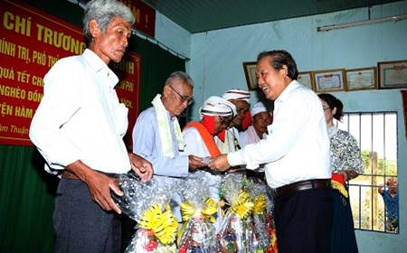 Phó Thủ tướng Trương Hòa Bình thăm, tặng quà đồng bào Chăm tỉnh Bình Thuận